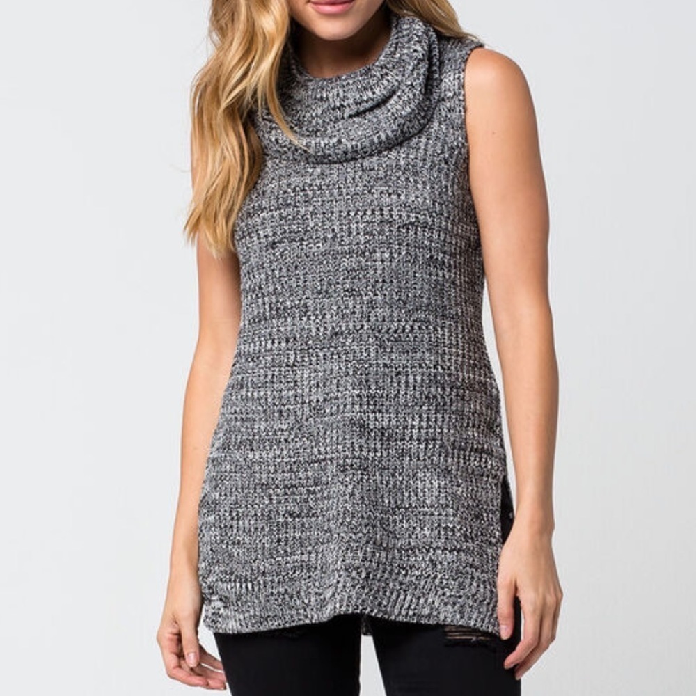 Turtle neck sleeveless sweater
